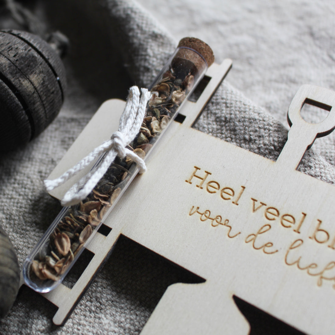 Heel veel bloemetjes voor de juf/meester! | met buisje veldbloemenmix