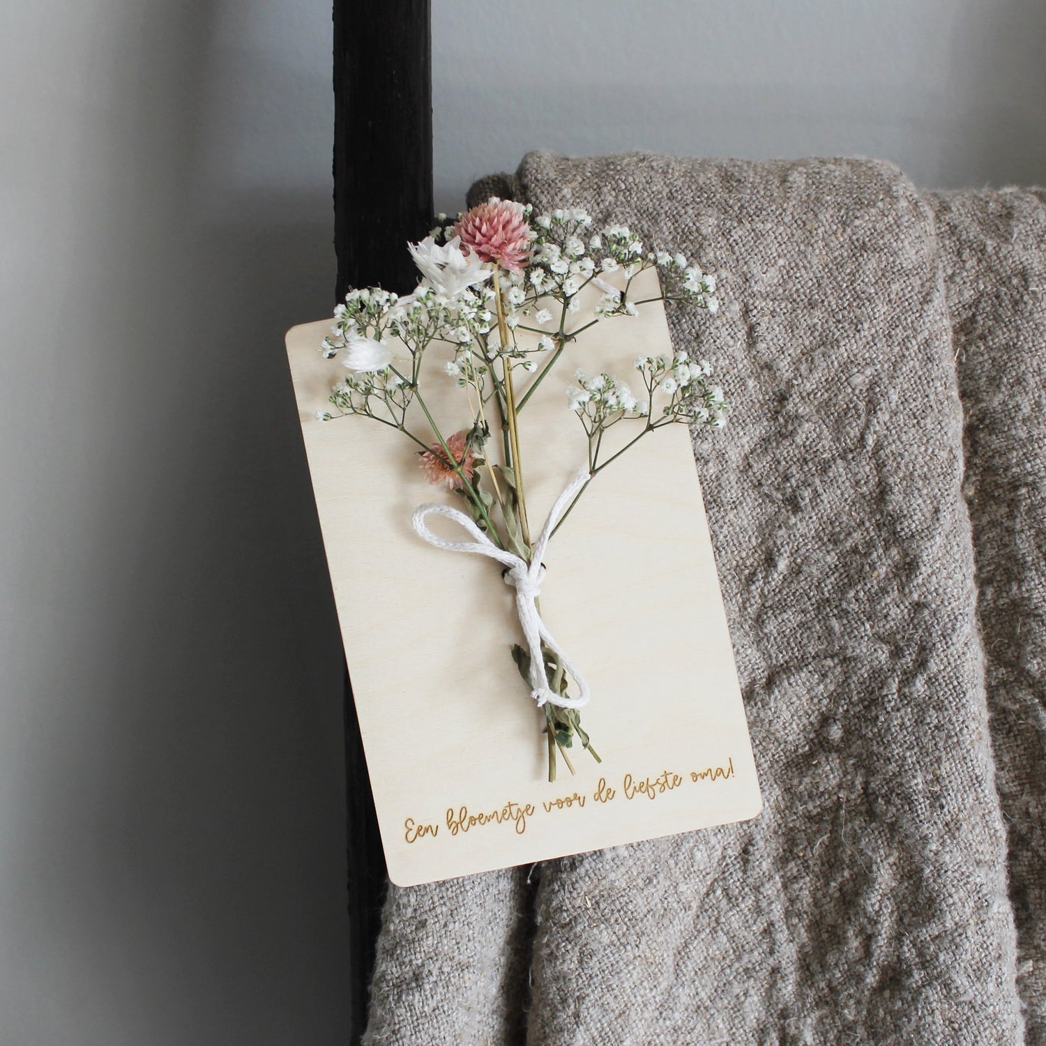 Houten kaart voor een boeketje (droog)bloemen