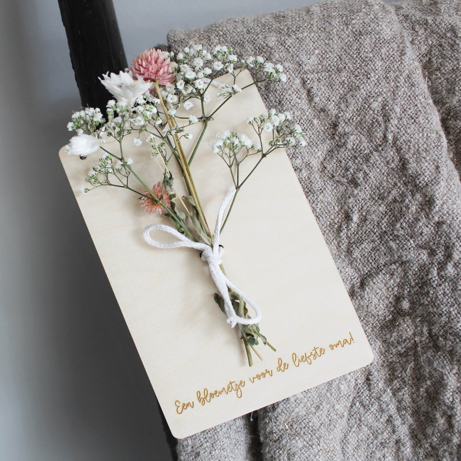 Houten kaart voor een boeketje (droog)bloemen