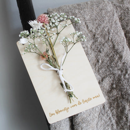 Houten kaart voor een boeketje (droog)bloemen