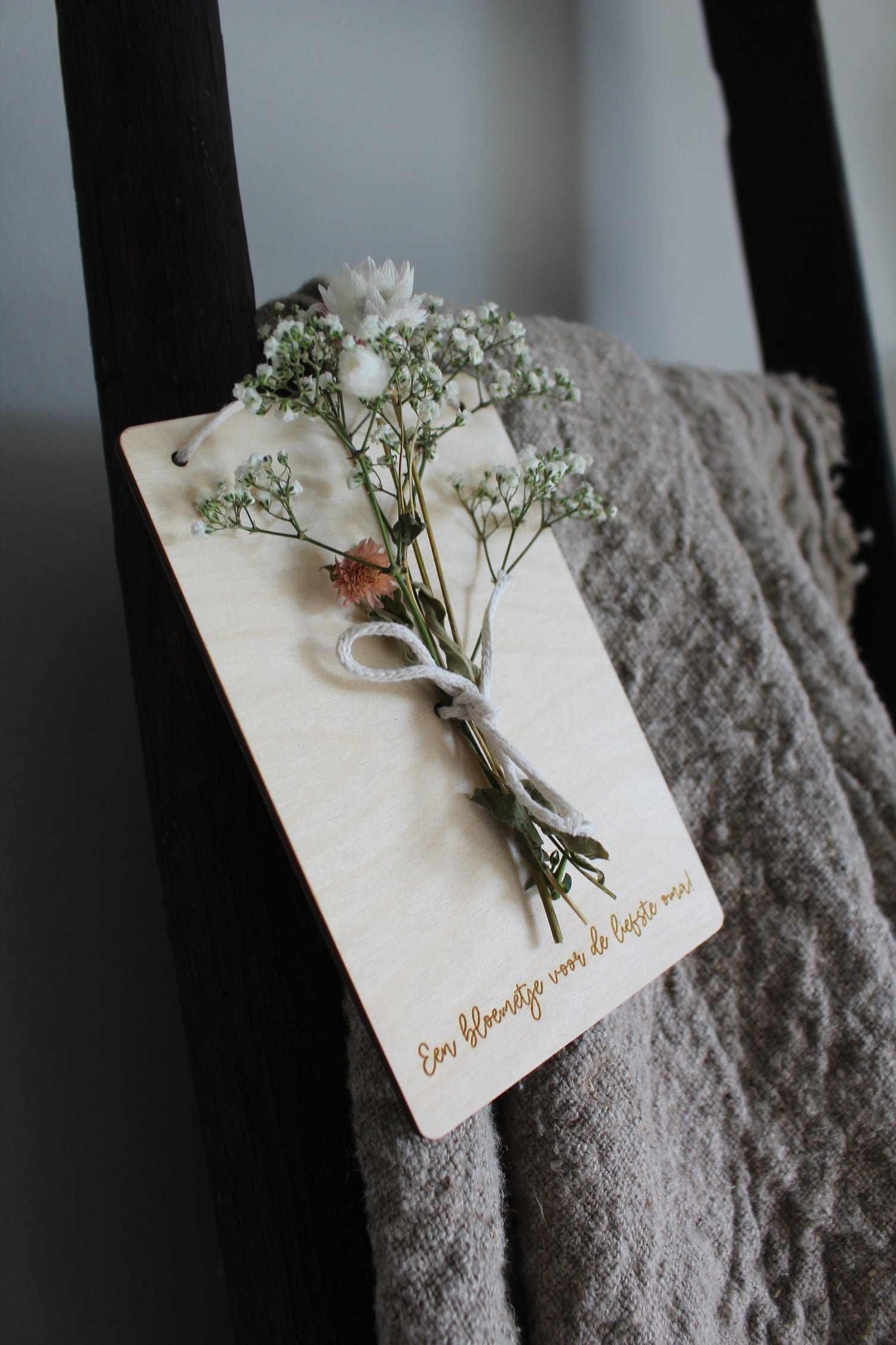 Houten kaart voor een boeketje (droog)bloemen