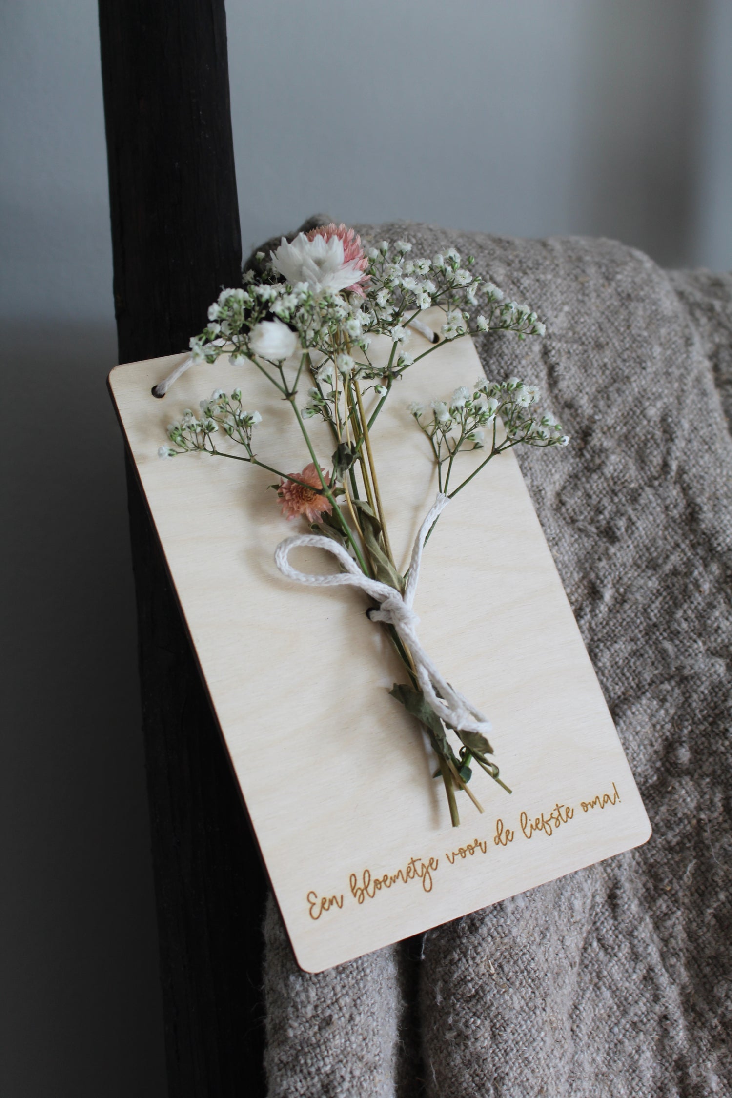 Houten kaart voor een boeketje (droog)bloemen