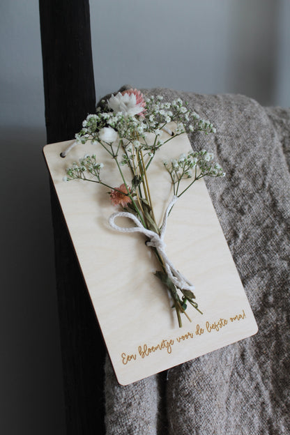 Houten kaart voor een boeketje (droog)bloemen