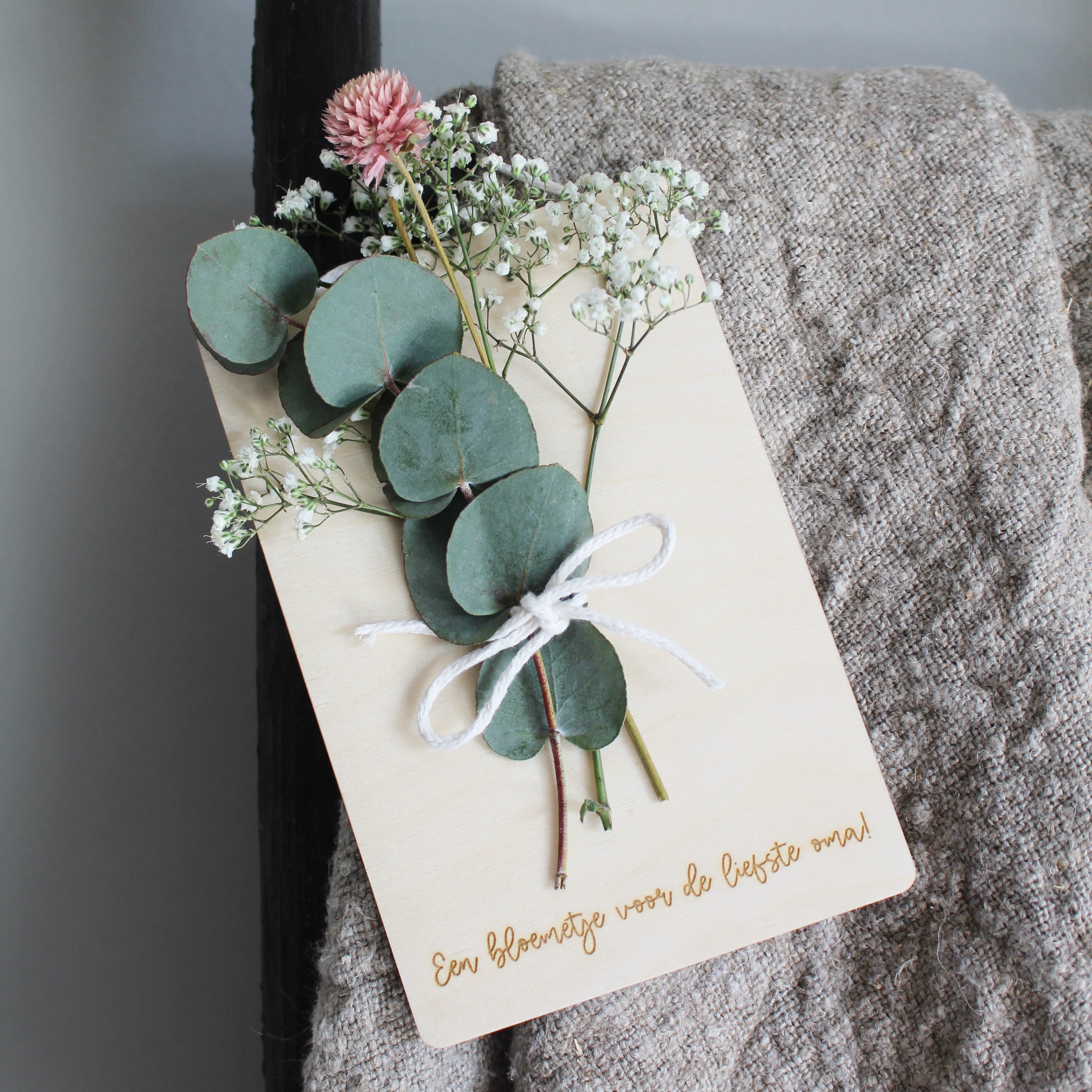 Houten kaart voor een boeketje (droog)bloemen