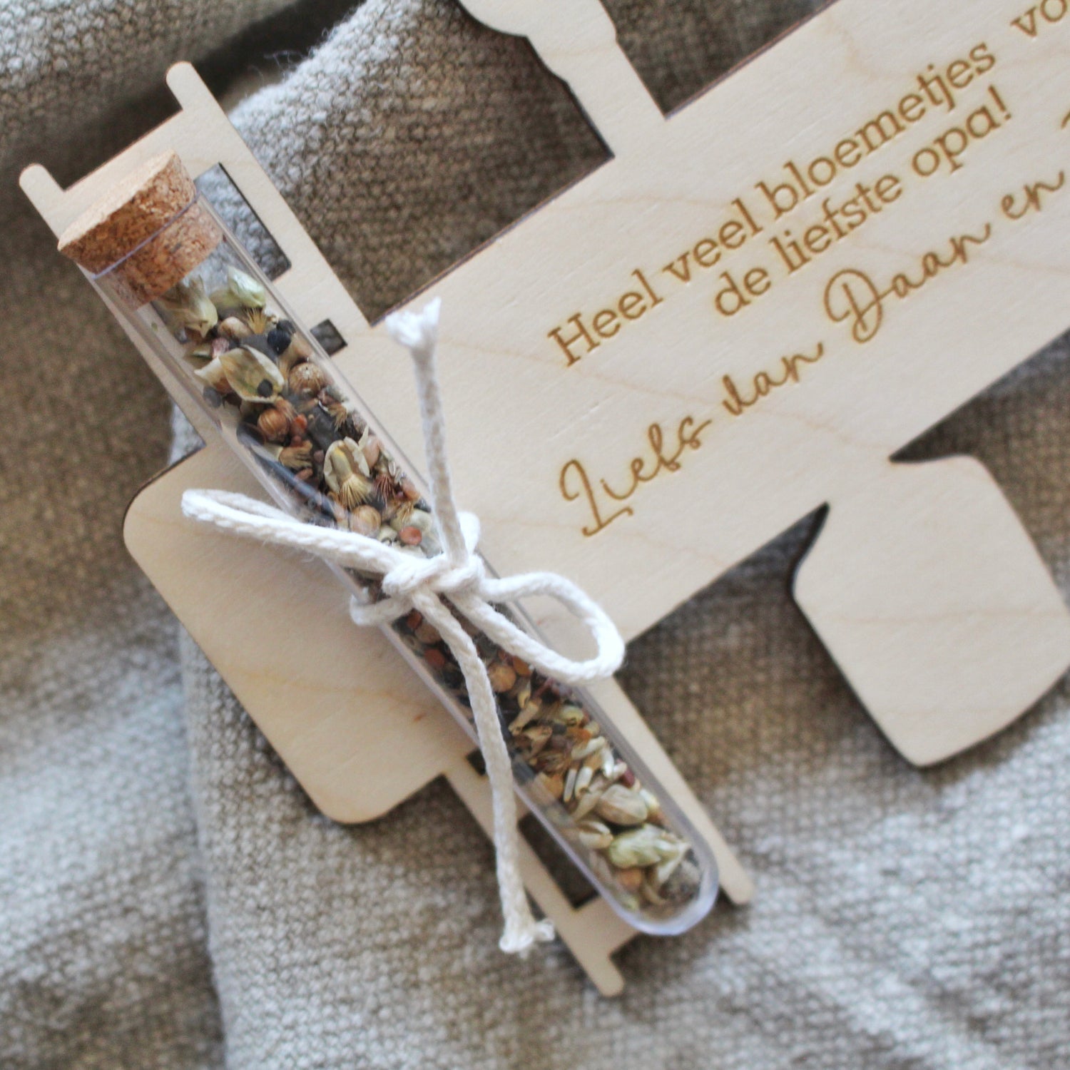 Heel veel bloemetjes voor de liefste papa/opa! | met buisje veldbloemenmix